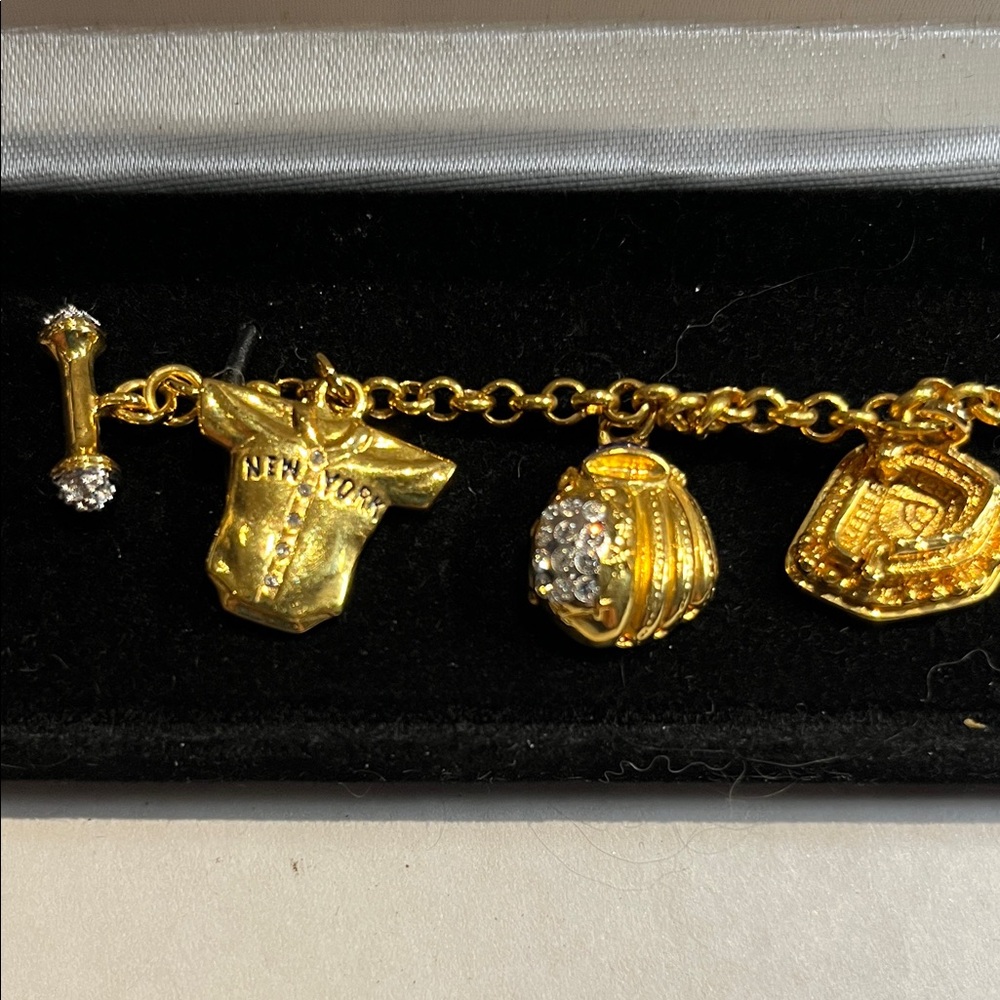 Vintage Danbury Mint 24k New York Yankees Gold Charm Bracelet Baseball Theme - Picture 3 of 10
